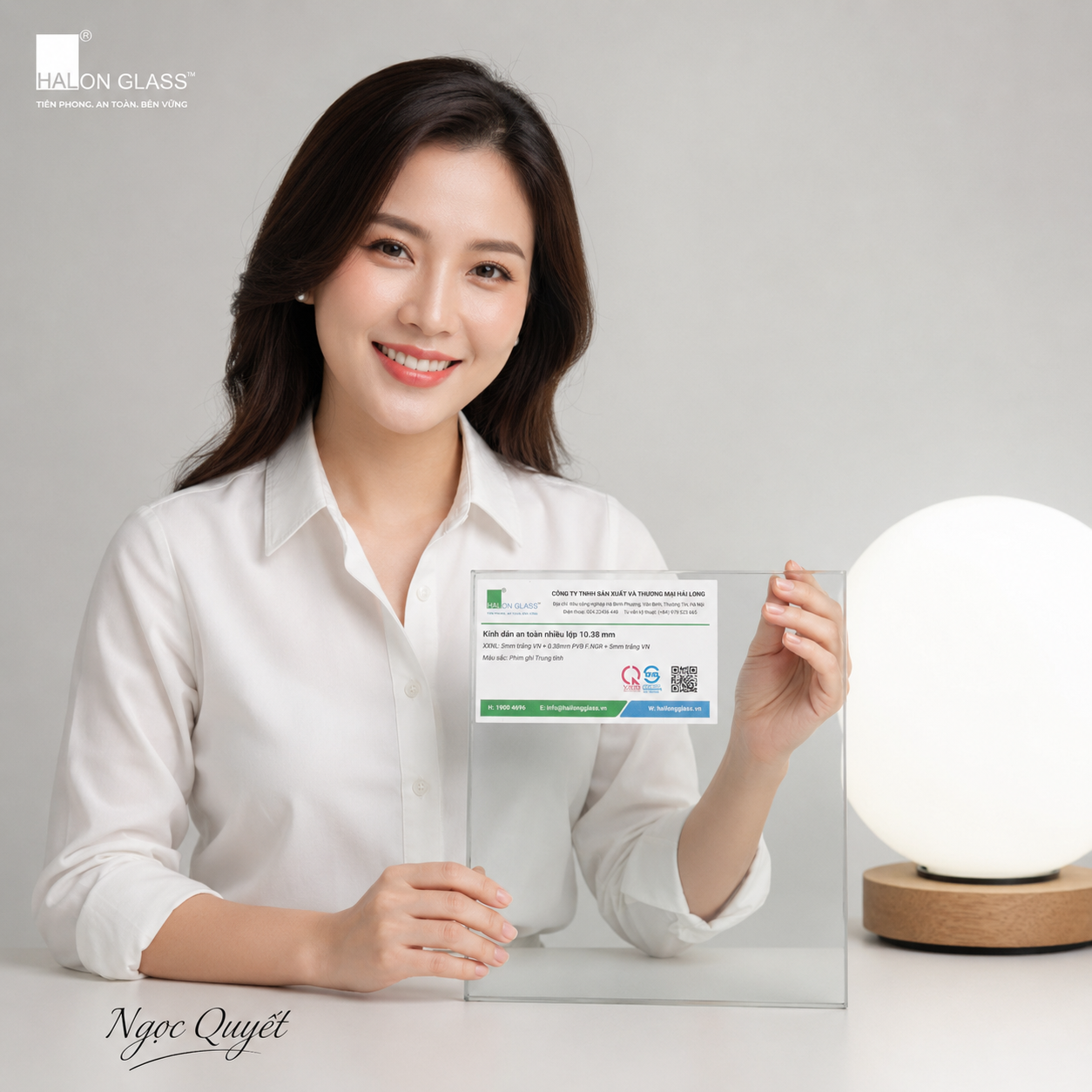 Người phụ nữ mỉm cười cầm tấm kính an toàn Halon Glass trong suốt trên bàn làm việc